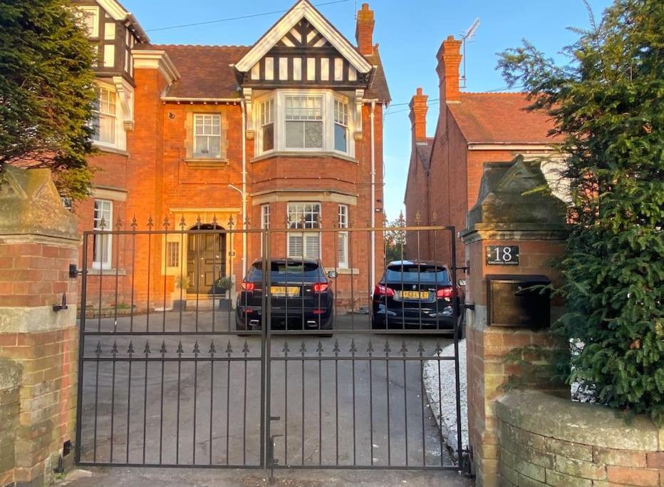 Freshly Renovated 2 Bedroom Apartment 10 Mins From Cotswolds Child Friendly Great Location With Plenty Of Nearby Free Parking Freestanding Bath And Outdoor Private Terrace Area Evesham Dış mekan fotoğraf